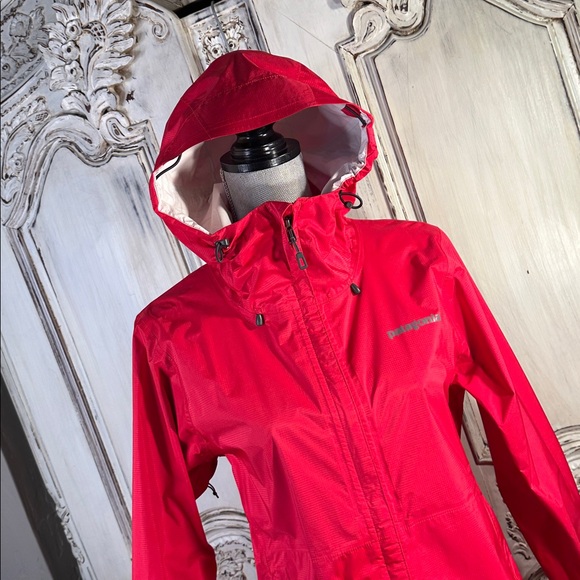 Patagonia Women's Dark Pink Hooded Waterproof Jacket - Picture 2 of 16